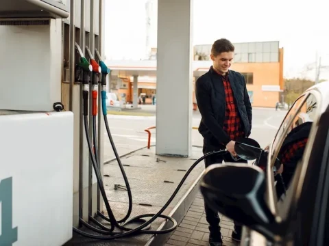 Hombre carga gas GLP a vehículo