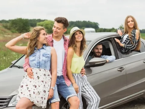amigos en un coche de 7 plazas de Yamovil