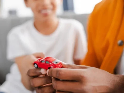 coche de juguete pequeño en la mano