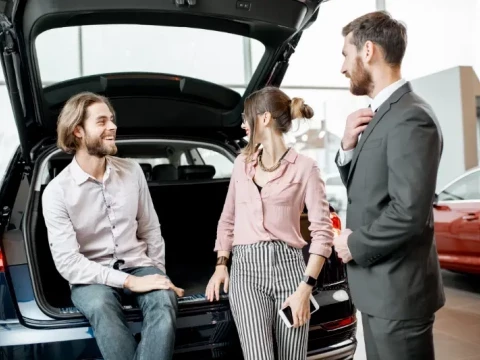 Pareja compra un crossover en un concesionario profesional