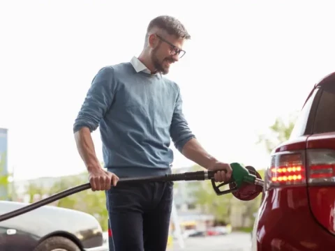 Hombre carga gasolina en coche de etiqueta C