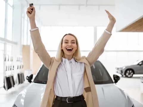 mujer celebra compra coche pegatina c