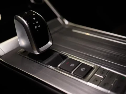 palanca de cambios de un coche automático