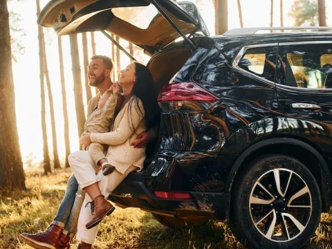 Familia en un SUV grande