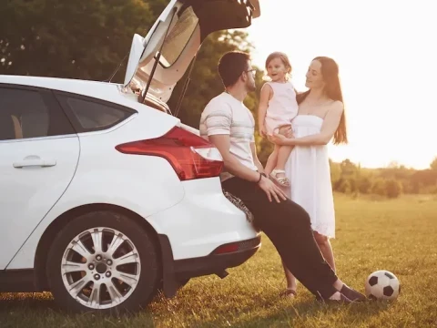 familia en coche familiar