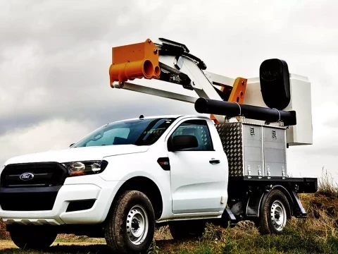 Pick up con cesta elevadora