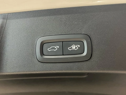 Volvo XC40 XC40 Plus, B3 Mild Hybrid, Gasolina, Dark