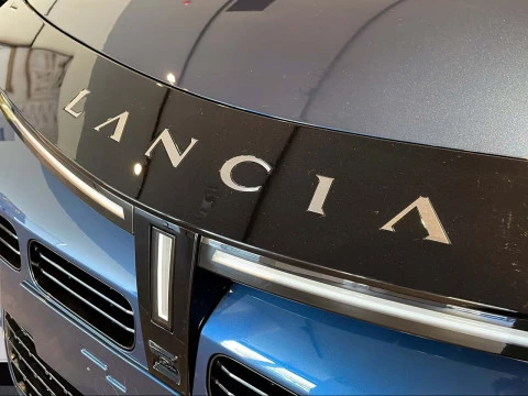 Lancia Ypsilon Edizione Limitata Cassina Hybrid 74kW