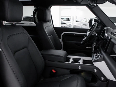 Land Rover Defender 3.0D I6 250 X-Dynamic SE 90 AT 4WD MHEV