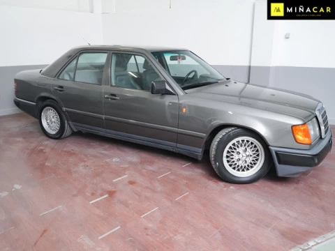 Mercedes-Benz 200 300D 80 kW (109 CV)