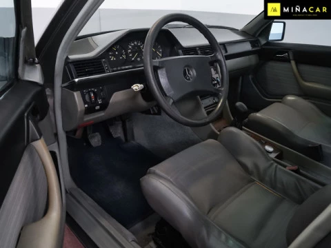 Mercedes-Benz 200 300D 80 kW (109 CV)