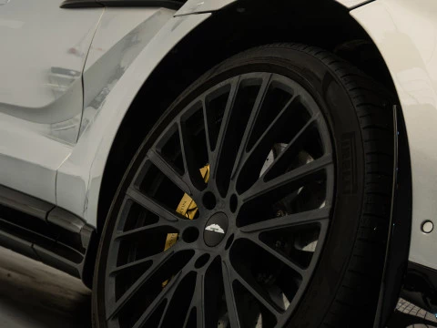 Aston Martin DBX 707 V8