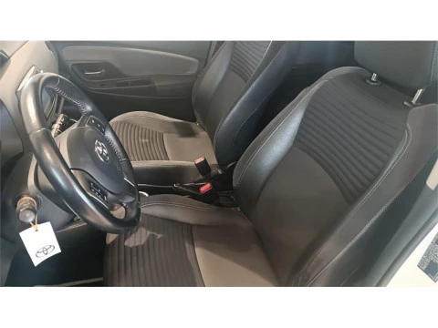 Toyota Yaris Advance + Skyview