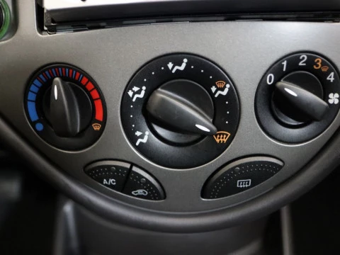 Ford FOCUS sedan 1.6 GHIA 4P