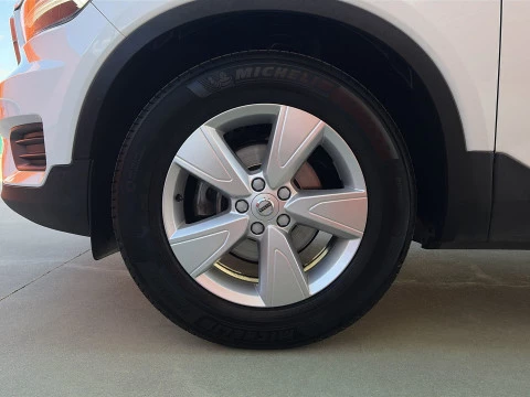 Volvo XC40 T2 Momentum Core 95 kW (129 CV)