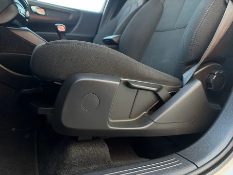 Volvo XC40 T2 Momentum Core 95 kW (129 CV)