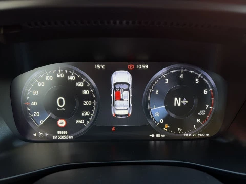 Volvo XC40 T2 Momentum Core 95 kW (129 CV)