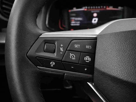 Manos derechos del volante multifunción del Seat Ibiza 1.0 TSI (115 CV) Special Edition Xcellence.