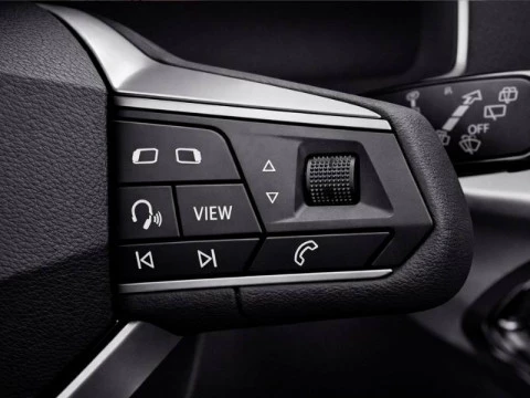 Manos izquierdos del volante multifunción del Seat Ibiza 1.0 TSI (115 CV) Special Edition Xcellence.