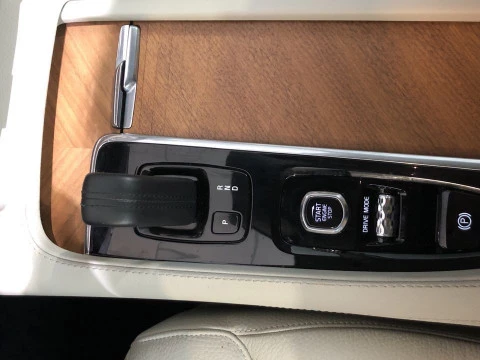 Volvo XC90 2.0 B5 D MOMENTUM 5 SEAT AWD AUTO 5P