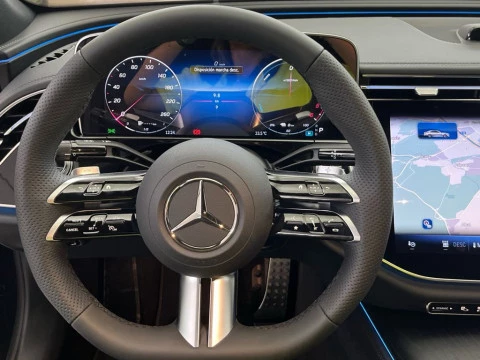 Mercedes-Benz Clase E 300 de berlina con tecnología híbrida EQ