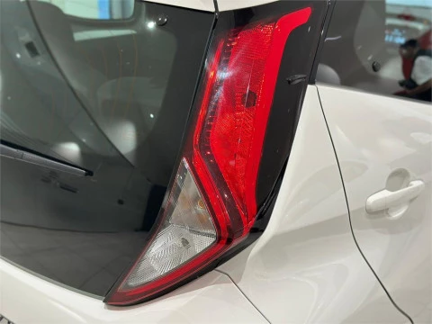 Toyota Aygo 5P x-play 70 Manual