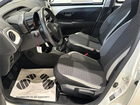 Toyota Aygo 5P x-play 70 Manual