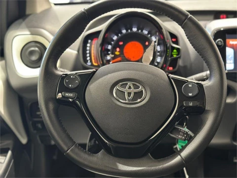Toyota Aygo 5P x-play 70 Manual