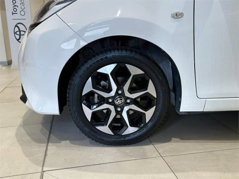 Toyota Aygo 5P x-play 70 Manual