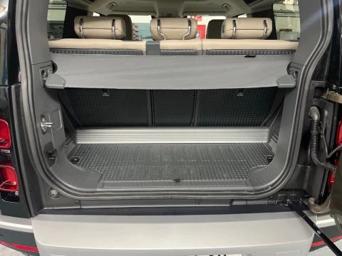 Land Rover Defender 3.0 D250 SE 110 Auto 4WD MHEV