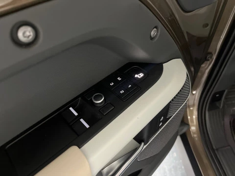 Land Rover Defender 3.0 D250 SE 110 Auto 4WD MHEV