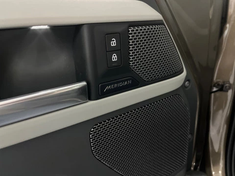 Land Rover Defender 3.0 D250 SE 110 Auto 4WD MHEV