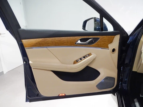 Seres 5 SERES 5 Premium (4WD)