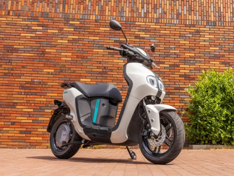 Yamaha Neo's Dual Battery MILKY WHITE Yamaha Neo's Dual Battery MILKY WHITE