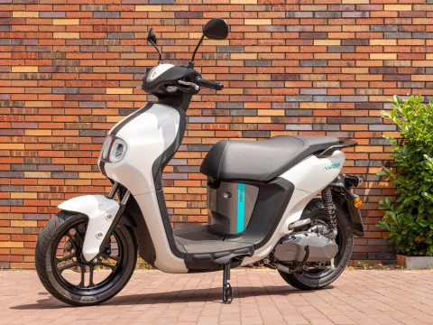 Yamaha Neo's Dual Battery MILKY WHITE Yamaha Neo's Dual Battery MILKY WHITE