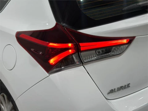 Toyota Auris hybrid 140H Active