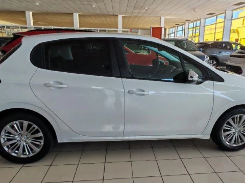 Peugeot 208 1.2L PURETECH 81KW SIGNATURE 5P
