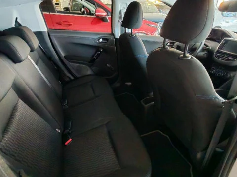 Peugeot 208 1.2L PURETECH 81KW SIGNATURE 5P