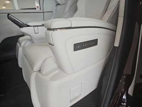 Lexus LM 350h Luxury Light Beige 6 plazas