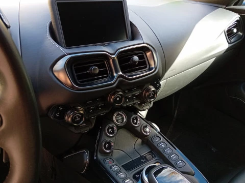 Aston Martin Vantage 4.0 V8