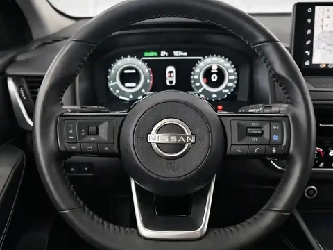 Volante multifunción del Nissan Qashqai DIG-T 103kW N-Connecta (140 CV).