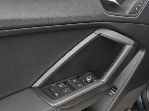 Botones de control en puerta del piloto del Audi Q3 45 TFSI E 180kW S tronic S Line (145 CV).