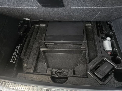 Interior del doble fondo del maletero del Audi Q3 45 TFSI E 180kW S tronic S Line (145 CV).
