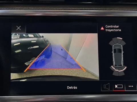 Cuadro digital central con cámara trasera y sensores delanteros y traserosdel Audi Q3 45 TFSI E 180kW S tronic S Line (145 CV).