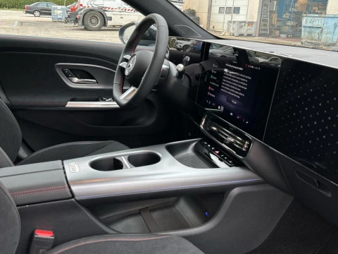 Mercedes-Benz CLA  180 con tecnologia hibrida