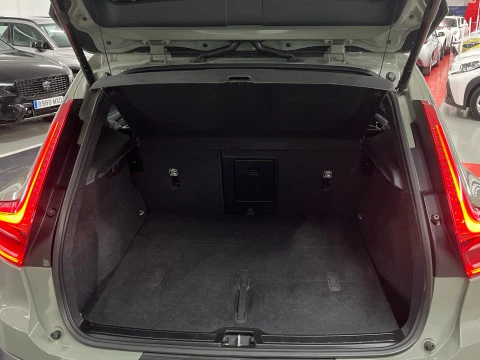 Volvo XC40 XC40 Plus, B3 Mild Hybrid, Gasolina, Dark