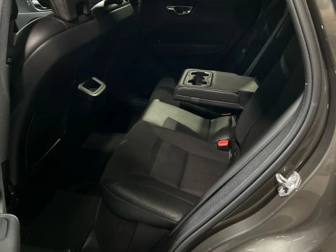 Volvo XC60 2.0 B4 D MOMENTUM PRO AUTO 4WD 197 5P