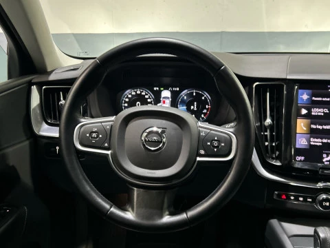 Volvo XC60 2.0 B4 D MOMENTUM PRO AUTO 4WD 197 5P