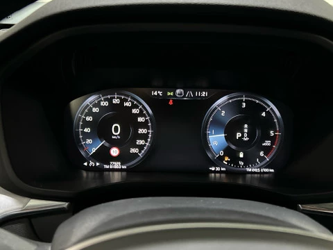 Volvo XC60 2.0 B4 D MOMENTUM PRO AUTO 4WD 197 5P