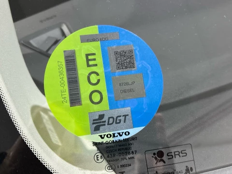 Volvo XC60 2.0 B4 D MOMENTUM PRO AUTO 4WD 197 5P